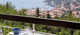 Furnished accommodation rated 3*. Private terrace. Sea view and parking Beach access