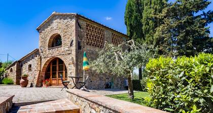 COTTAGE WITH 2 BEDROOMS AND 2 ENSUITE BATHROOMS.PANORAMIC POOL.1 KM TO THE TOWN