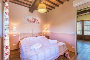 2 bedrooms, iron/ironing board, travel cot, free WiFi