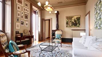 Älytelevisio, DVD-soitin, kirjoja