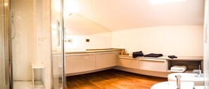 Combinazione doccia/vasca, vasca idromassaggio, asciugacapelli, bidet