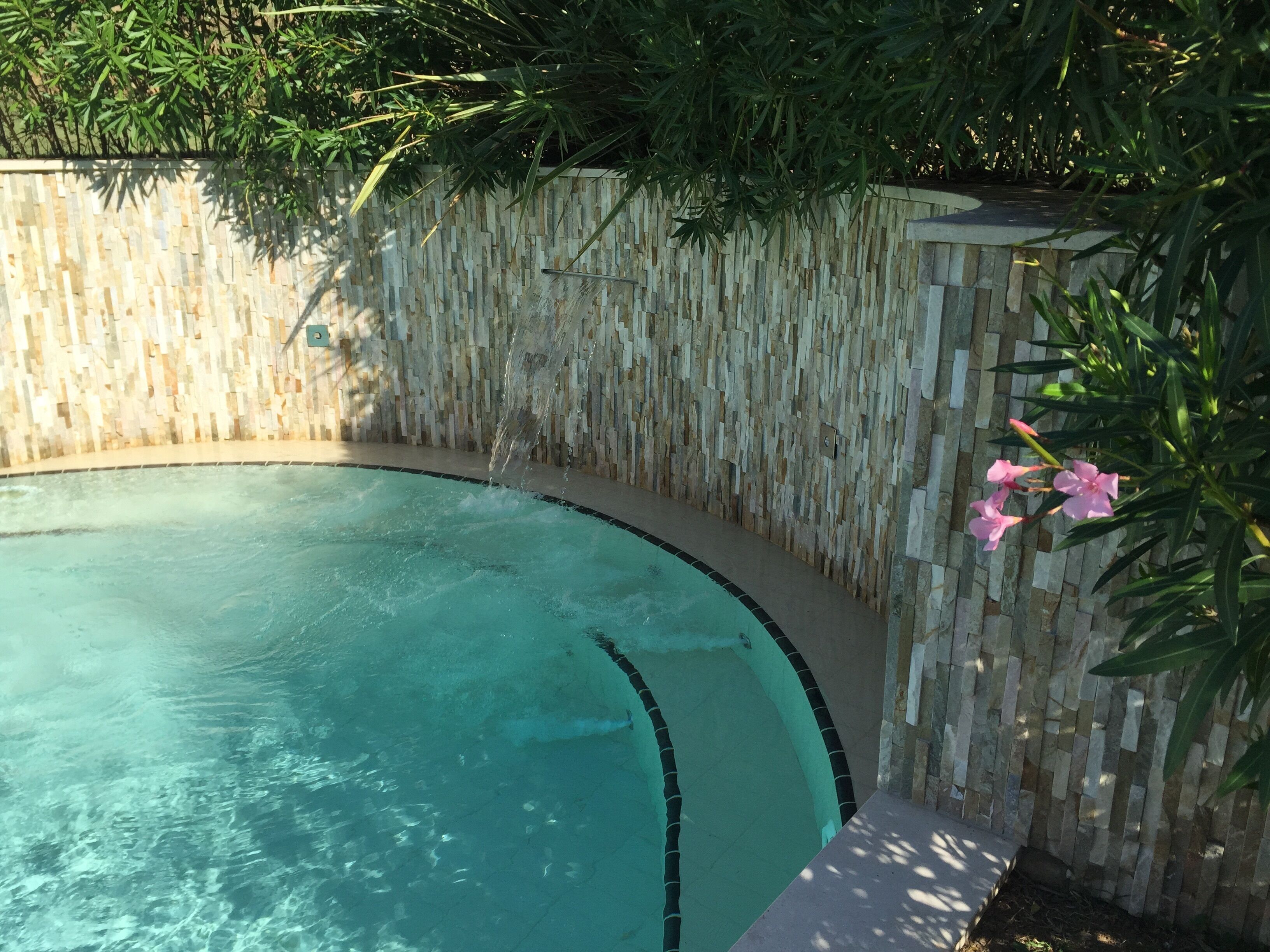 Piscina all'aperto, lettini