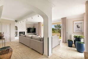 Smart TV, fireplace, ping pong - Luxury Villa with Pool, Sauna, BBQ, Gym, AC (Valbonne)
