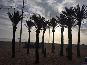 On the beach, sun loungers, beach towels - Flat in Benidorm Renovated Frontline with Terrace (Benidorm)