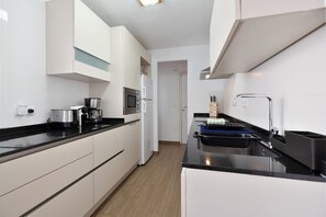 Fridge, microwave, oven, stovetop - Flat in Benidorm Renovated Frontline with Terrace (Benidorm)