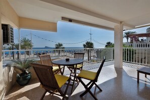 Outdoor dining - Flat in Benidorm Renovated Frontline with Terrace (Benidorm)