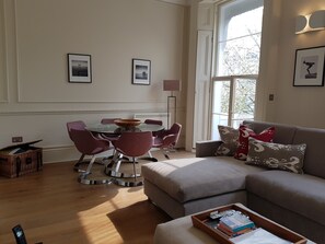Smart TV, fireplace, DVD player, books - Amazing Victorian Apartment near Kensington Palace and Notting Hill (London)
