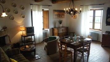 TV, caminetto, libri