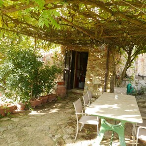 Outdoor dining - Restored farmhouse in heart of chianti with swimming pool and tennis court. (Castellina in Chianti)