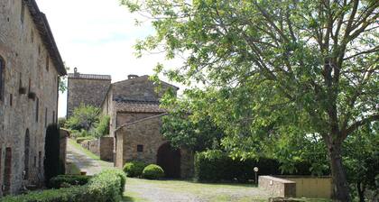 Ancienne ferme rénovée au coeur du Chianti avec piscine et court de tennis.