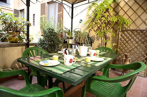 屋外ダイニングエリア