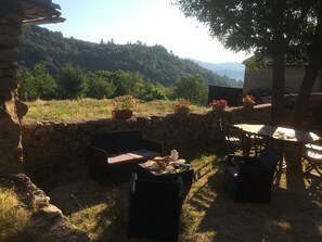 Outdoor dining - Cévenol cottage in the countryside close to Anduze, and the bamboo plantation (Lasalle)