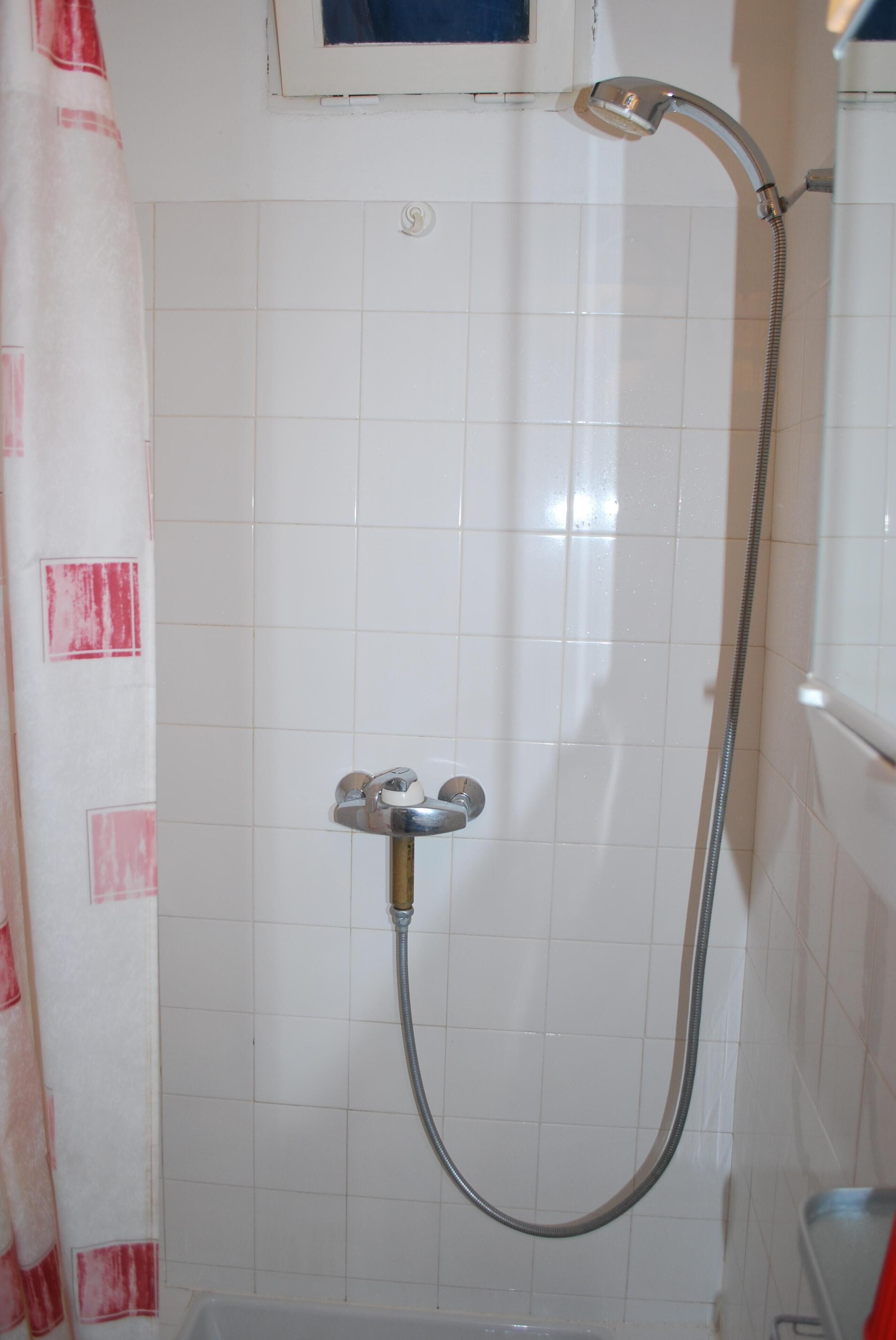 Douche, sèche-cheveux, serviettes fournies, savon