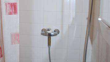 Douche, sĂšche-cheveux, serviettes fournies, savon