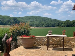 Outdoor dining - ALL PROPERTY 7BR- Charming Tuscan Villa with pool, hot tub, A/C,Siena 15 km (Siena, Toscana)