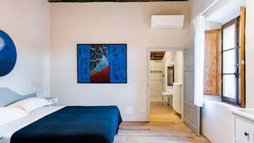 7 bedrooms, in-room safe, desk, iron/ironing board