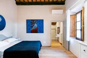 7 chambres, coffres-forts dans les chambres, bureau