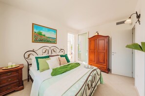 4 bedrooms, iron/ironing board, free Internet, bed sheets
