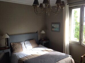 4 bedrooms, iron/ironing board, WiFi