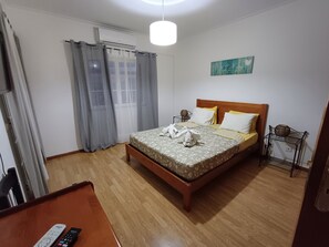 5 bedrooms, soundproofing, iron/ironing board, WiFi