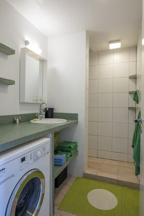 Shower, hair dryer, towels, soap - CURACAO OCEAN FRONT APARTMENT WITH PRIVATE DOCK AND A FANTASTIC VIEW (Willemstad)