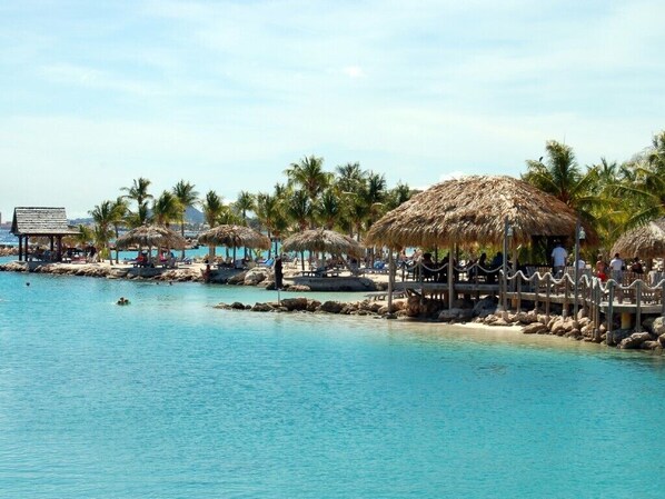 Playa en los alrededores y toallas de playa 