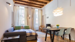 Quarto moderno com cama, escrivaninha e mesa de jantar.