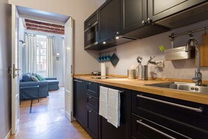 Réfrigérateur, four à micro-ondes, surface de cuisson, lave-vaisselle