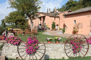 Outdoor dining - ALL PROPERTY 7BR - Charming Tuscan Villa with pool, hot tub, A/C,Siena 15 km (Siena, Toscana)