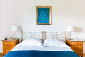 7 chambres, coffres-forts dans les chambres, fer et planche à repasser