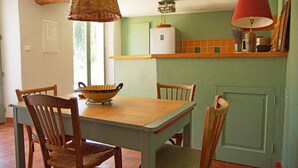 Dining - Spacious Provençal apartment at the heart of an organic vineyard (Vacqueyras)
