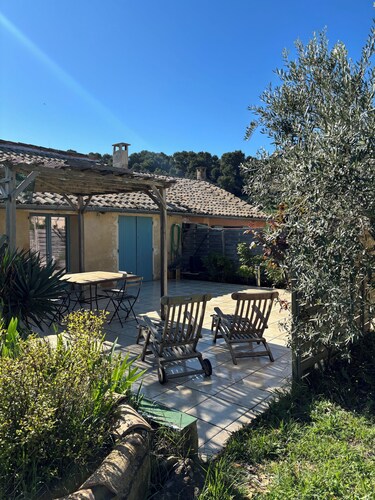 Spacious Provençal apartment at the heart of an organic vineyard