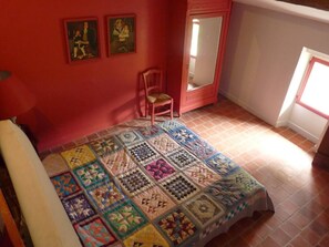 1 slaapkamer, een strijkplank/strijkijzer, wifi, beddengoed