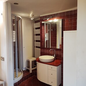 Shower, hair dryer, bidet, towels