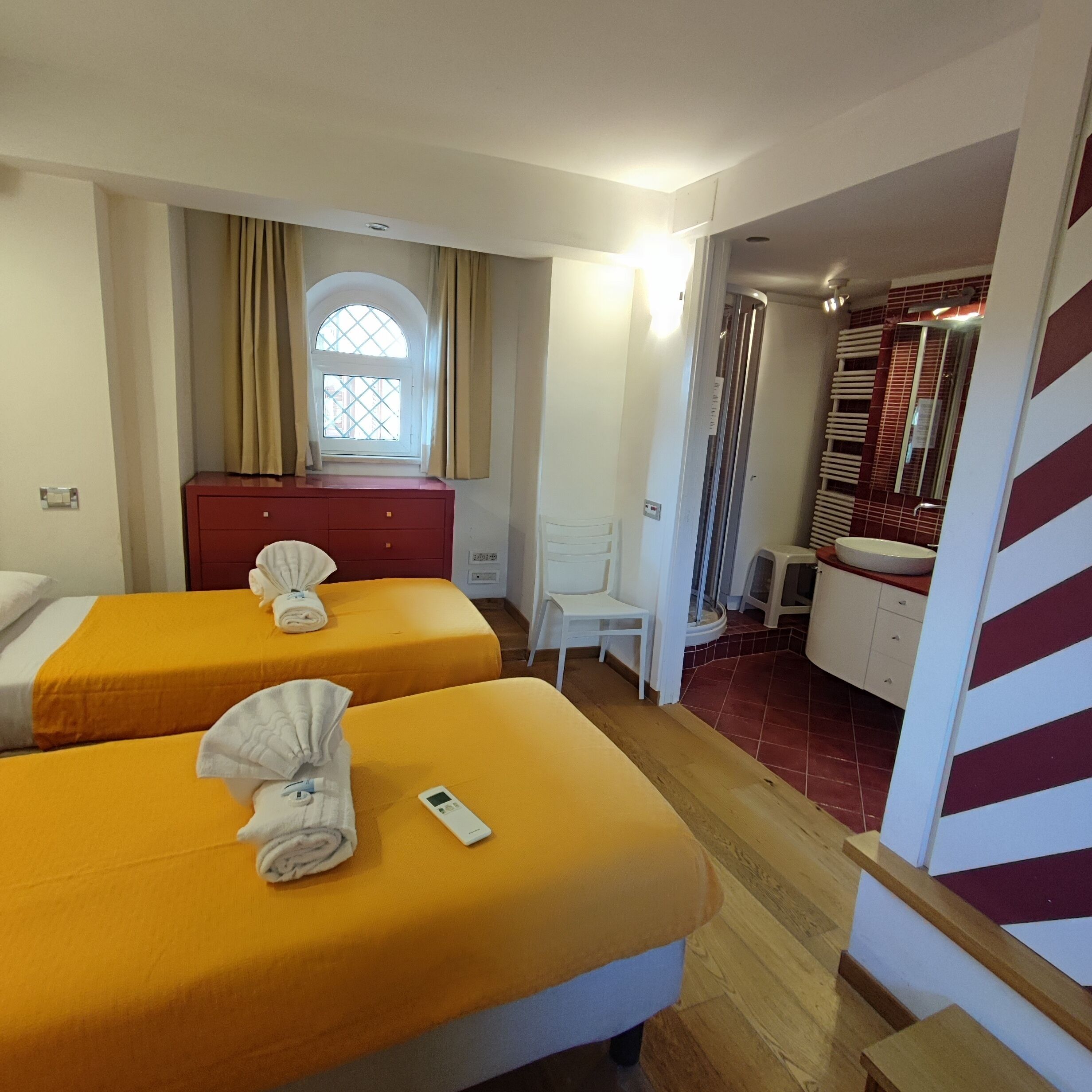 2 bedrooms, in-room safe, desk, iron/ironing board