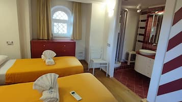 2 bedrooms, in-room safe, desk, iron/ironing board