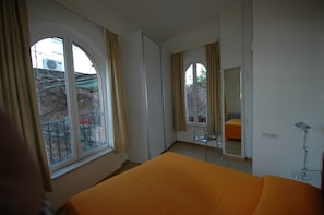 2 عدّة غرف نوم وخزنة داخل الغرفة ومكتب ومكواة/لوح كي