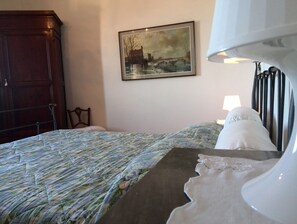 2 bedrooms, iron/ironing board, free WiFi