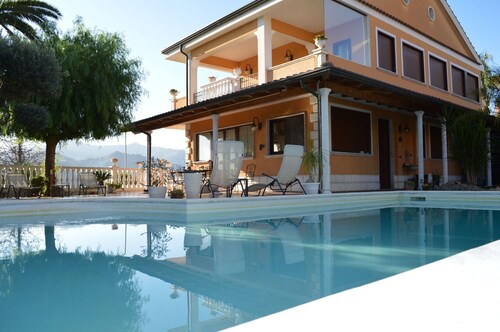 Villa with PRIVATE POOL, view of the Sea and the Etna, at 2 km to the beach