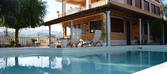 Cosy villa with private pool and superb view