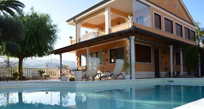 Villa with PRIVATE POOL, view of the Sea and the Etna, at 2 km to the beach