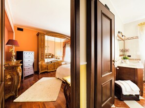 4 عدّة غرف نوم ومكواة/لوح كي وواي فاي وملاءات أسرّة