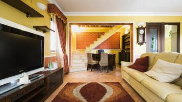 TV, lettore DVD, tavolo da ping pong