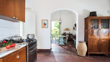 Fridge, oven, stovetop, coffee/tea maker