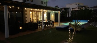 Luxury villa - private pool with towels, super fast wifi, multiple language TV