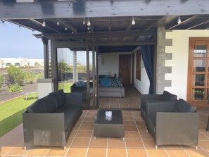 Terrace/patio - Luxury villa - private pool with towels, super fast wifi, multiple language TV (Playa Blanca)