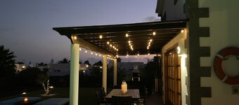 Villa independiente de lujo, piscina privada climatizada, wifi gratuito y UK / Euro TV inc Sky