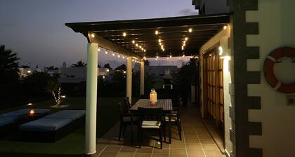 Luxuriöse freistehende Villa, privater beheizter Pool, gratis WiFi und UK / Euro TV inkl. Sky