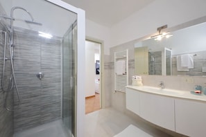Shower, hair dryer, bidet, towels - House / Villa - Rignano Flaminio (Rignano Flaminio)