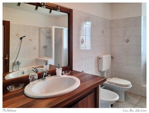 Baignoire, séchoir à cheveux, bidet, serviettes fournies